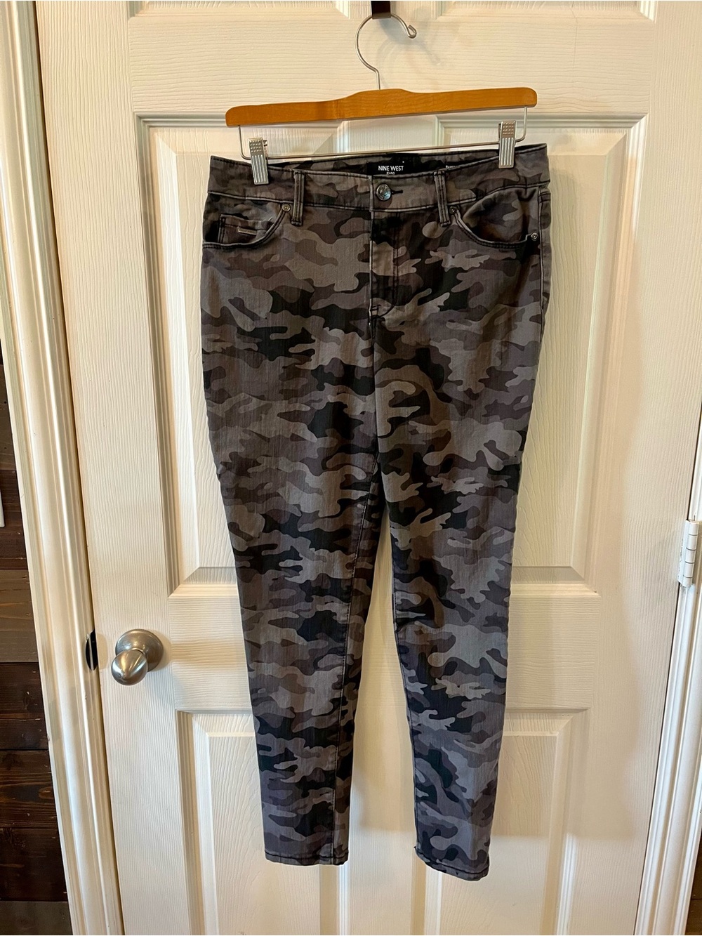 Nine West Grey and Black Camo Gramercy Skinny Ankle Skinny Jeans, Size 8